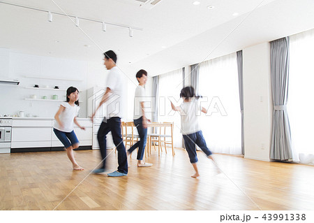 家族　親子　ファミリー　女性　子供　ぶれ 43991338