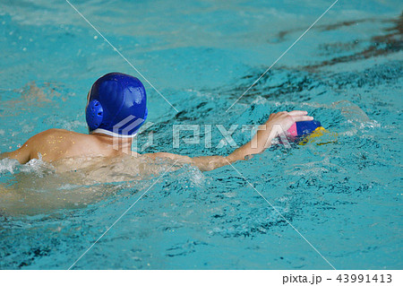 The boys play in water polo 43991413