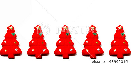 赤いクリスマスツリーを白背景の上に並べて置く 赤いクリスマスツリーを白背景の上に並べて置く 43992016