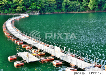 ＜奥多摩湖＞　麦山浮橋（ドラム缶橋）　東京都西多摩郡奥多摩町 43994470