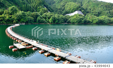 ＜奥多摩湖＞　麦山浮橋（ドラム缶橋）　（アスペクト比16：9）　東京都西多摩郡奥多摩町 43994643