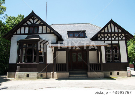 旧呉鎮守府長官官舎の正面玄関 43995767