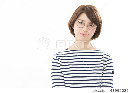 若い女性　メガネ 43996022