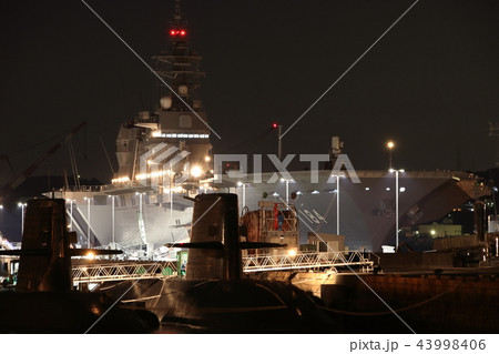 護衛艦かがと潜水艦の夜景 護衛艦かがと潜水艦の夜景 43998406