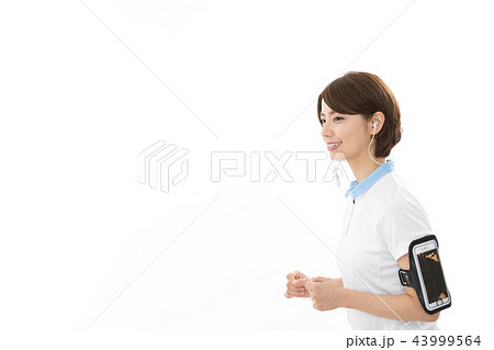 若い女性　ランニング 43999564