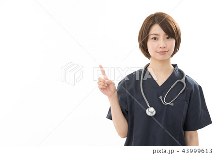 女医　指差し 43999613