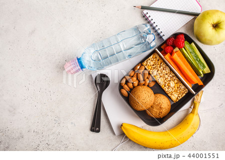 Healthy meal prep containers with cereal bar 44001551