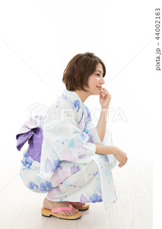 若い女性　浴衣 44002163