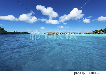 エメラルドグリーンの海に浮かぶ水上コテージ 44003259