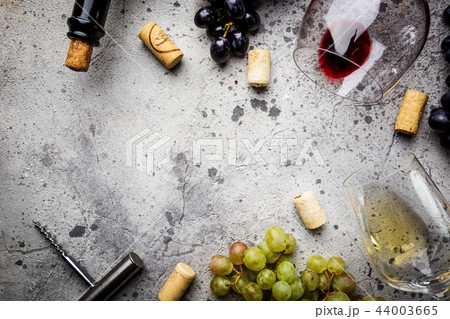 Red and white wine 44003665