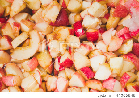 apple pieces, sugar and syrup in pan 44005949