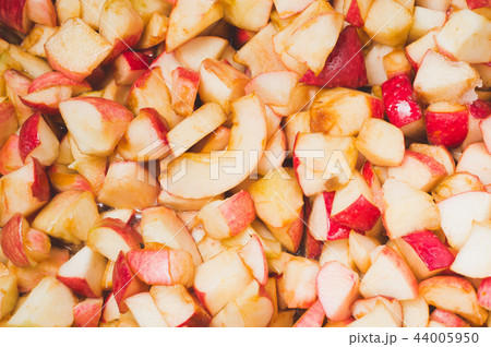 Ripe apples are cooked in sugar syrup. 44005950