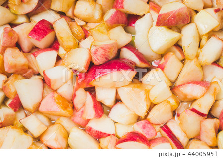 Ripe apples are cooked in sugar syrup. 44005951