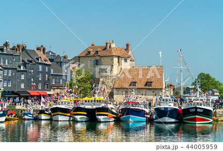 Traditional houses in the harbour of Honfleur. Normandy, France 44005959