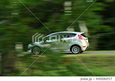 緑の中を走り抜けてく車 輸入車 緑の中を走り抜けてく車 輸入車 44006057