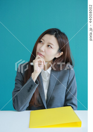 考えこむ、悩むOL 44008002