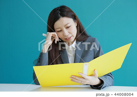 考えこむ、悩むOL 44008004