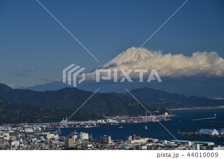 （静岡県）清水の街並みと富士山 44010009