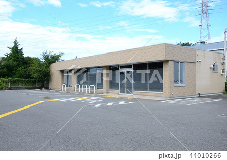 完全閉店したコンビニの写真素材 44010266 Pixta