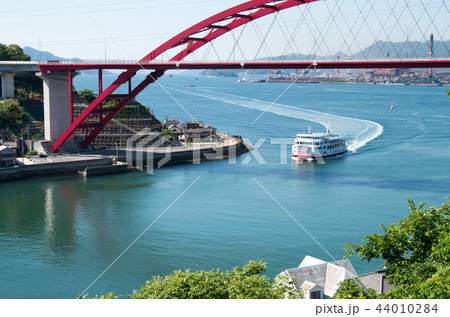 音戸の瀬戸を通る船と第2大橋 44010284