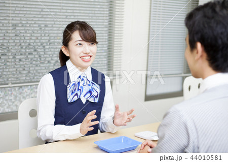 若い女性の銀行員 若い女性の銀行員 44010581