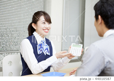 若い女性の銀行員 44010587