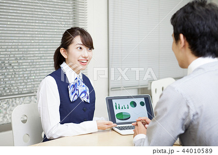 若い女性の銀行員の写真素材