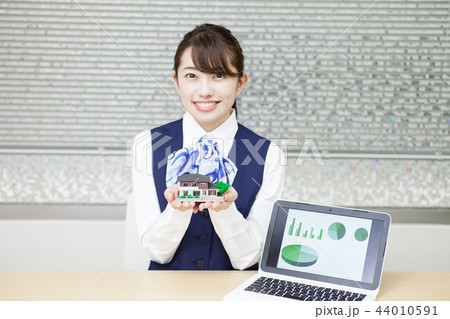 若い女性の銀行員 44010591