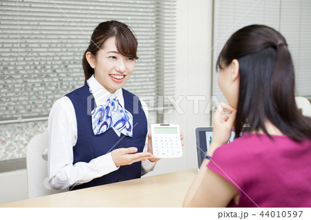 若い女性の銀行員の写真素材