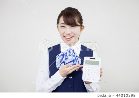 若い女性の銀行員 44010598
