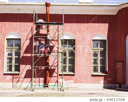 Construction and repair of a brick house 44011508