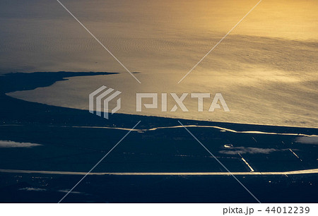 夕日を浴びた日本海に浮かぶ男鹿半島のシルエットと八郎潟の航空写真 夕日を浴びた日本海に浮かぶ男鹿半島のシルエットと八郎潟の航空写真 44012239