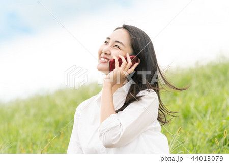 スマホで会話する女性 スマホで会話する女性 44013079