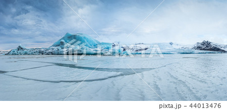 Famous Fjallsarlon glacier and lagoon with icebergs swimming on frozen water. 44013476