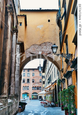 Lucca street archway 44014130