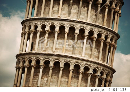 Leaning tower Pisa closeup 44014133