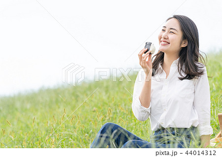 お握りを食べる女性 お握りを食べる女性 44014312