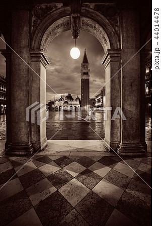 Piazza San Marco hallway night view 44014478