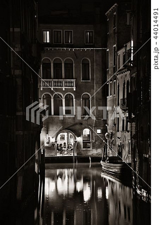 Venice canal night 44014491