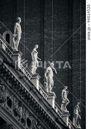 Piazza San Marco statue 44014520