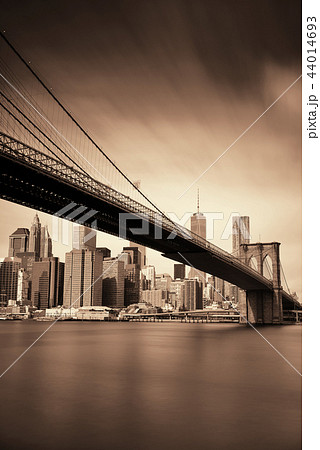 Brooklyn Bridge and downtown Manhattan 44014693