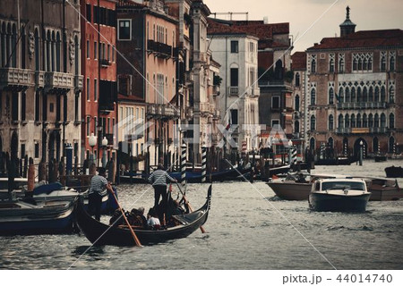 Busy water traffic in Grand Canal 44014740