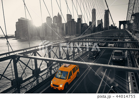 Brooklyn Bridge with traffic 44014755