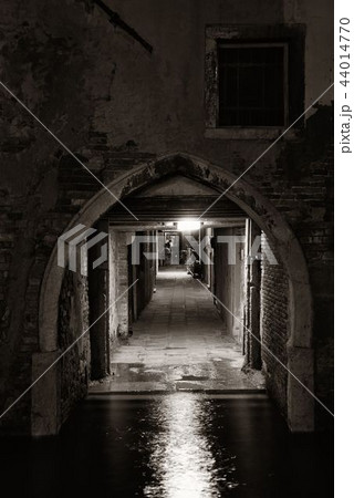 Venice Hallway night 44014770