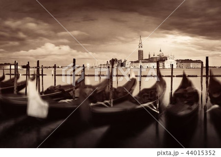Gondola and San Giorgio Maggiore island overcast 44015352