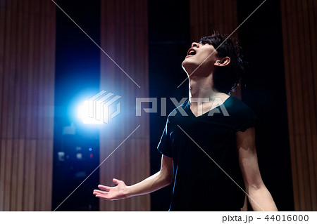 演技する男性 演技する男性 44016000