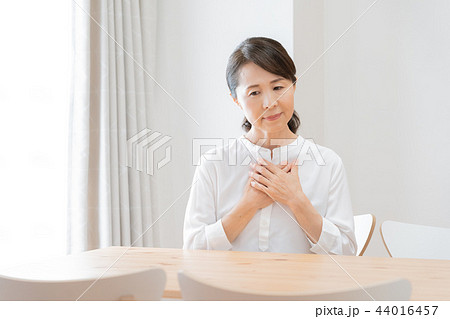 胸を押さえる女性 胸を押さえる女性 44016457