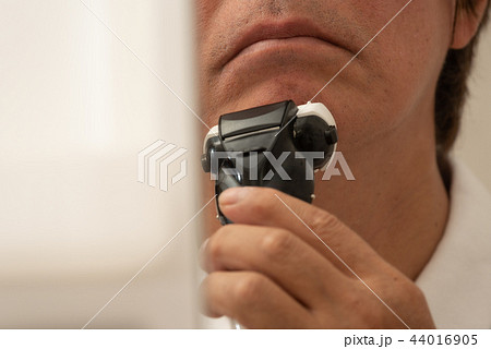 中年男性鏡に向かって髭剃り 44016905