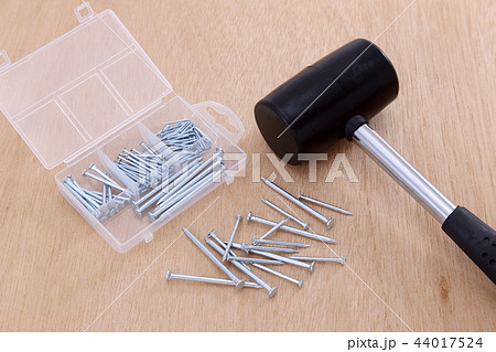 ハンマーと釘 44017524