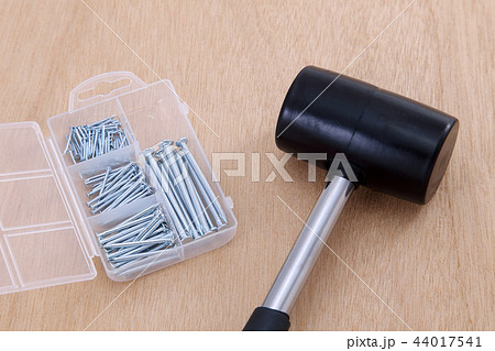 ハンマーと釘 44017541